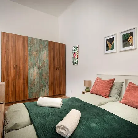 Palm Near By Heroes Square With Free Parking