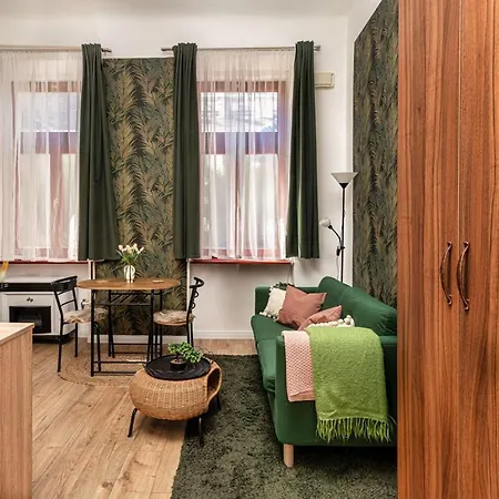 Palm Near By Heroes Square With Free Parking Apartament